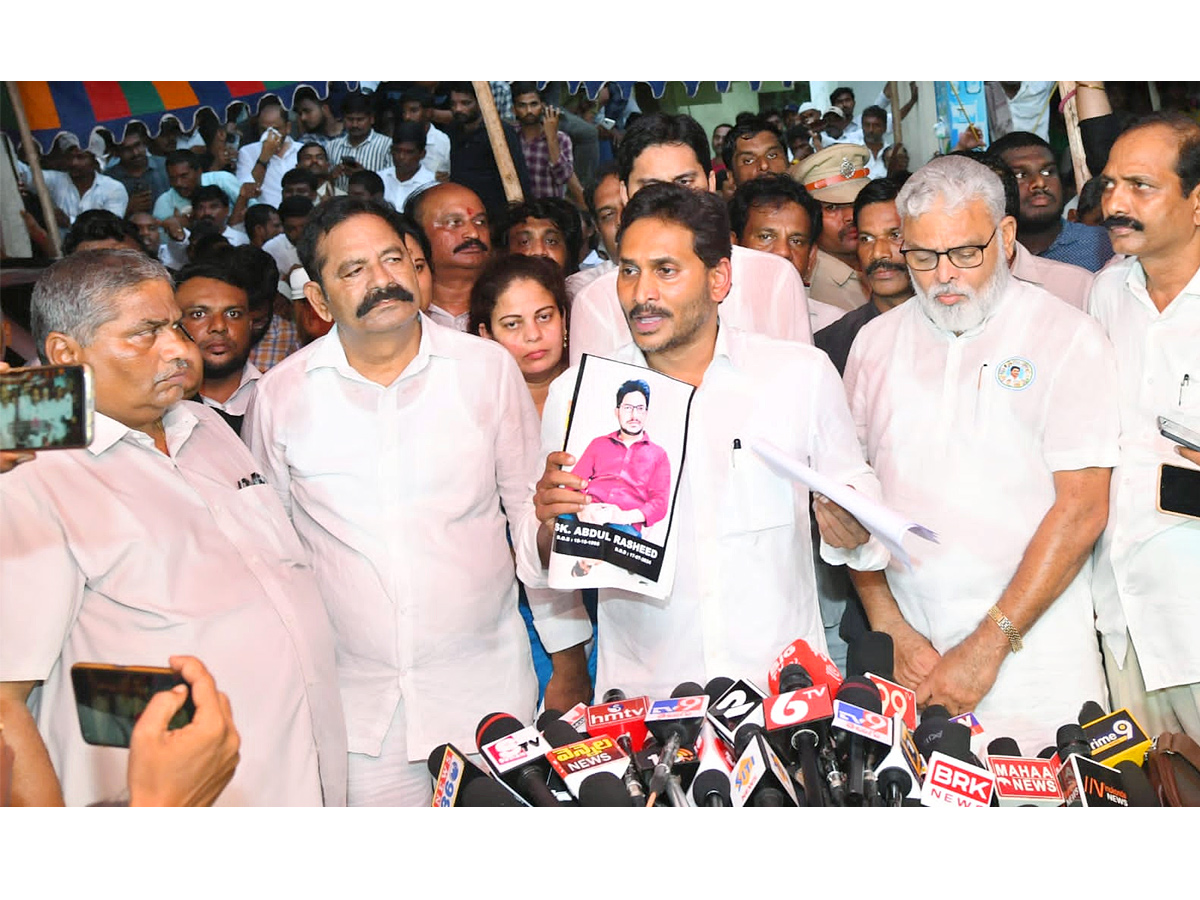 YS Jagan visits the Victim Rashid House in Vinukonda Photos16