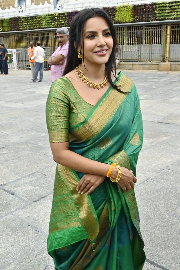 Actress Priya Anand Visits Visits Tirumala Tirupati Devasthanam Photos3