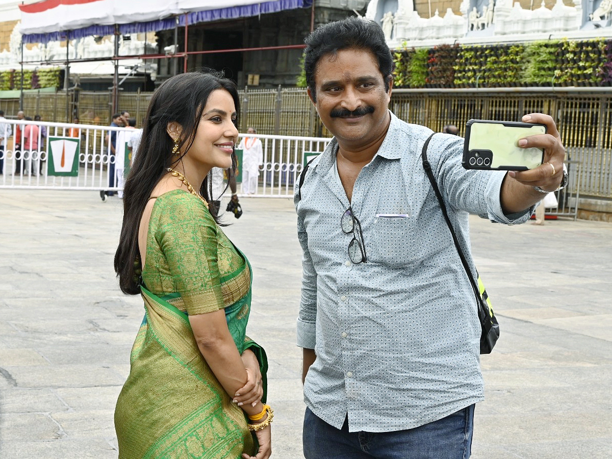 Actress Priya Anand Visits Visits Tirumala Tirupati Devasthanam Photos4