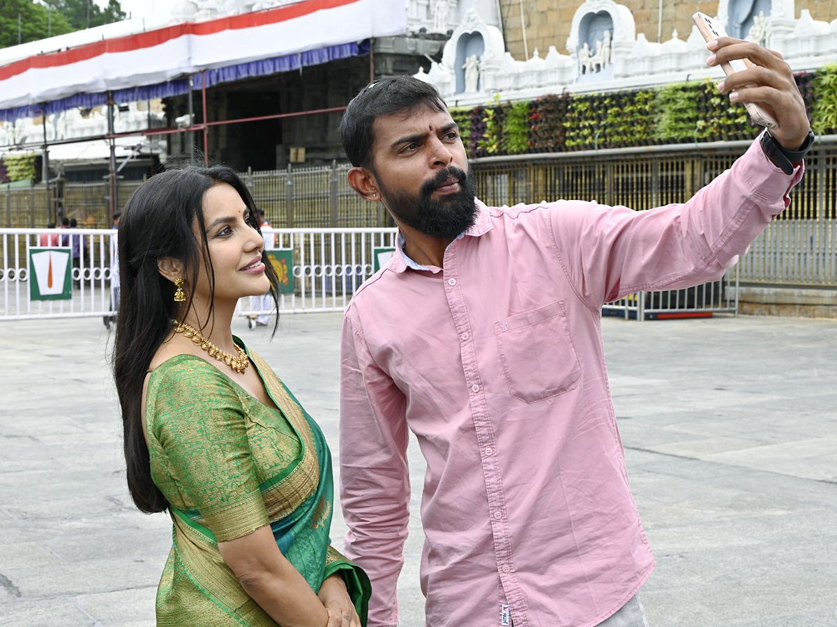 Actress Priya Anand Visits Visits Tirumala Tirupati Devasthanam Photos5