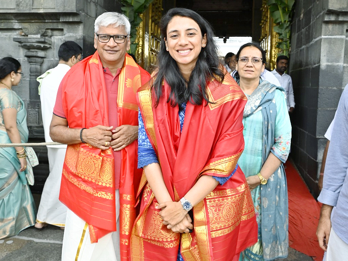 Cricketer Smriti Mandhana Visit Tirumala Tirupati Temple With Family Photos2