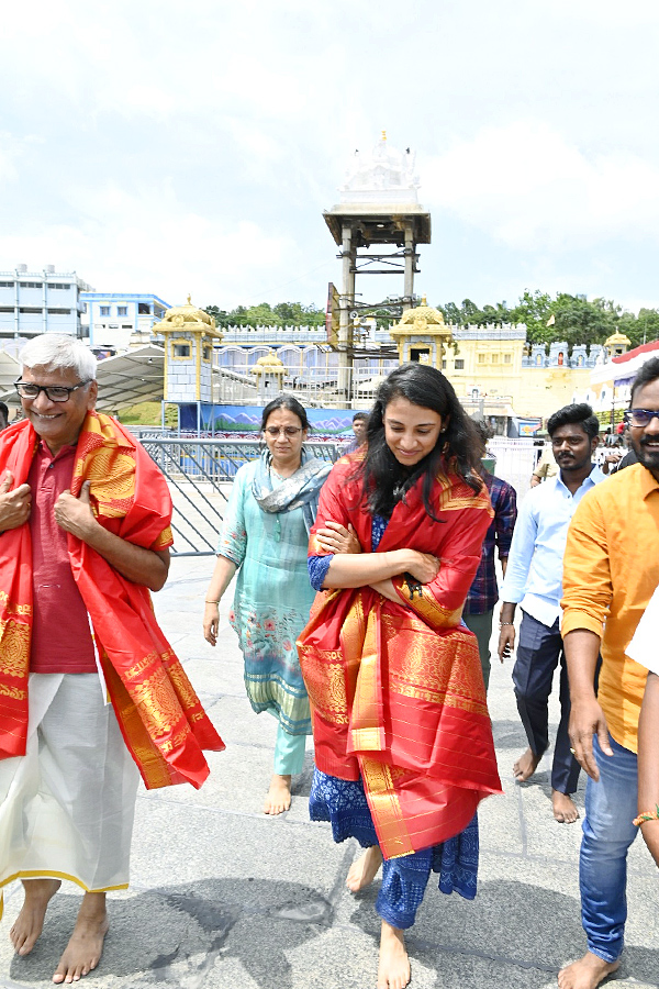 Cricketer Smriti Mandhana Visit Tirumala Tirupati Temple With Family Photos11