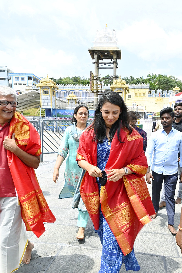 Cricketer Smriti Mandhana Visit Tirumala Tirupati Temple With Family Photos12