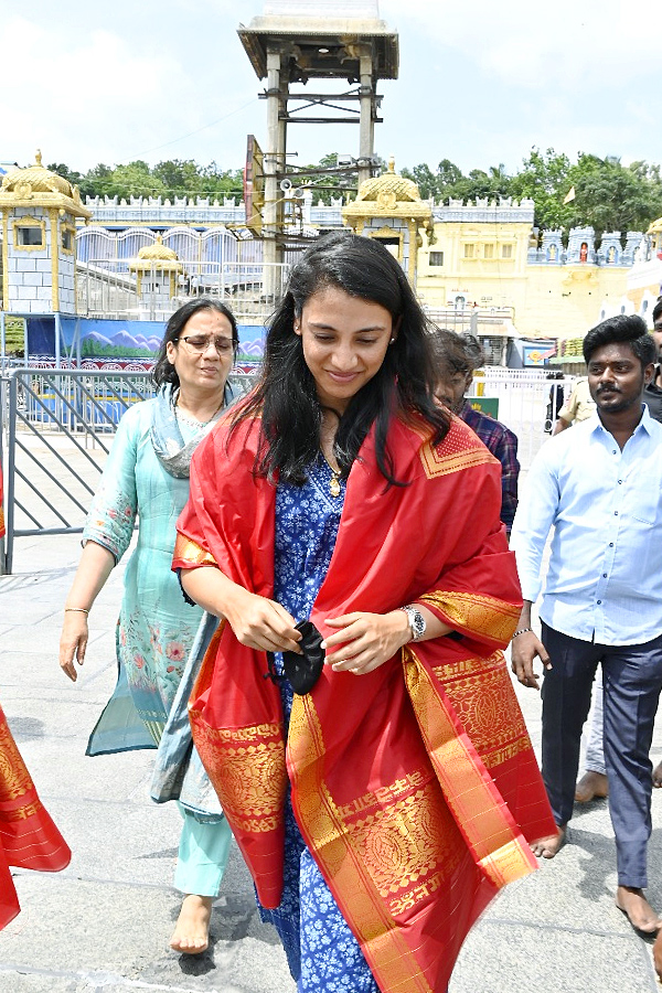 Cricketer Smriti Mandhana Visit Tirumala Tirupati Temple With Family Photos13