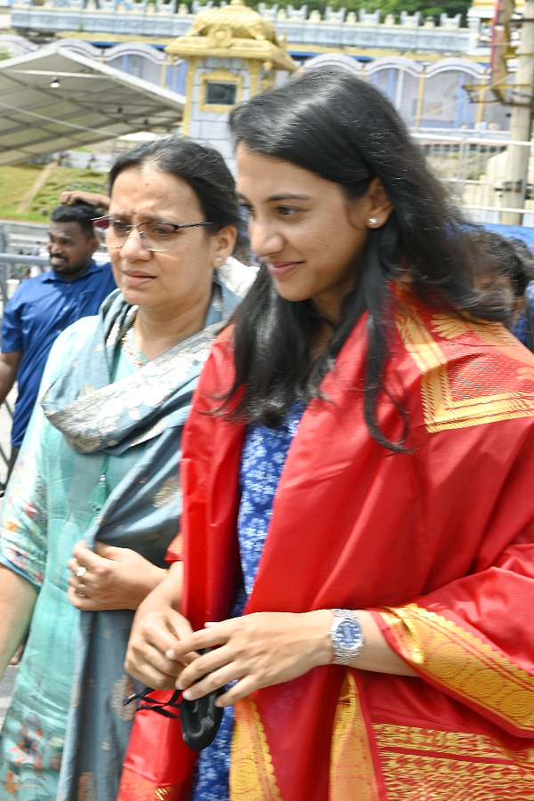 Cricketer Smriti Mandhana Visit Tirumala Tirupati Temple With Family Photos14