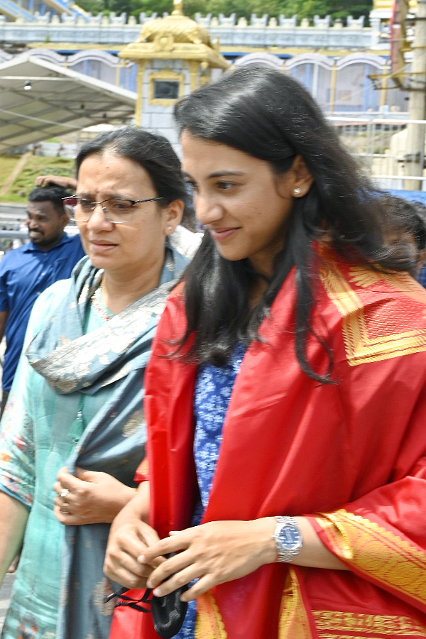 Cricketer Smriti Mandhana Visit Tirumala Tirupati Temple With Family Photos15