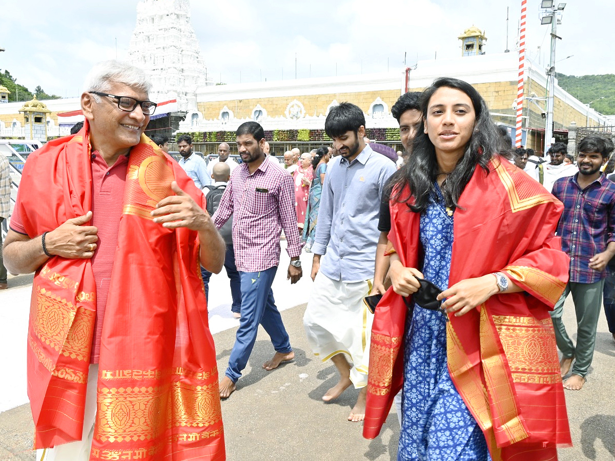 Cricketer Smriti Mandhana Visit Tirumala Tirupati Temple With Family Photos16