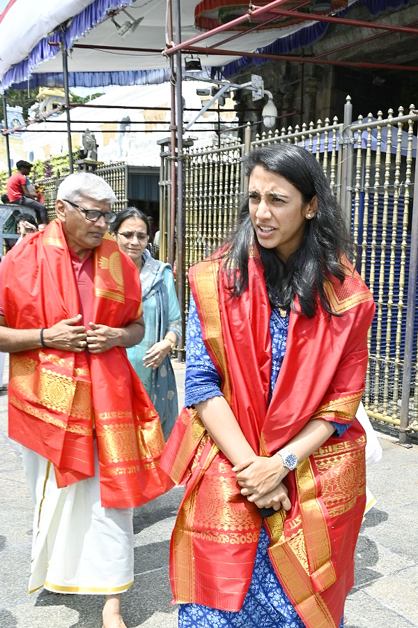 Cricketer Smriti Mandhana Visit Tirumala Tirupati Temple With Family Photos4