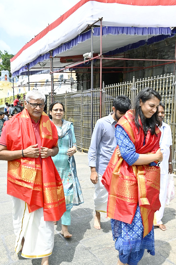 Cricketer Smriti Mandhana Visit Tirumala Tirupati Temple With Family Photos5