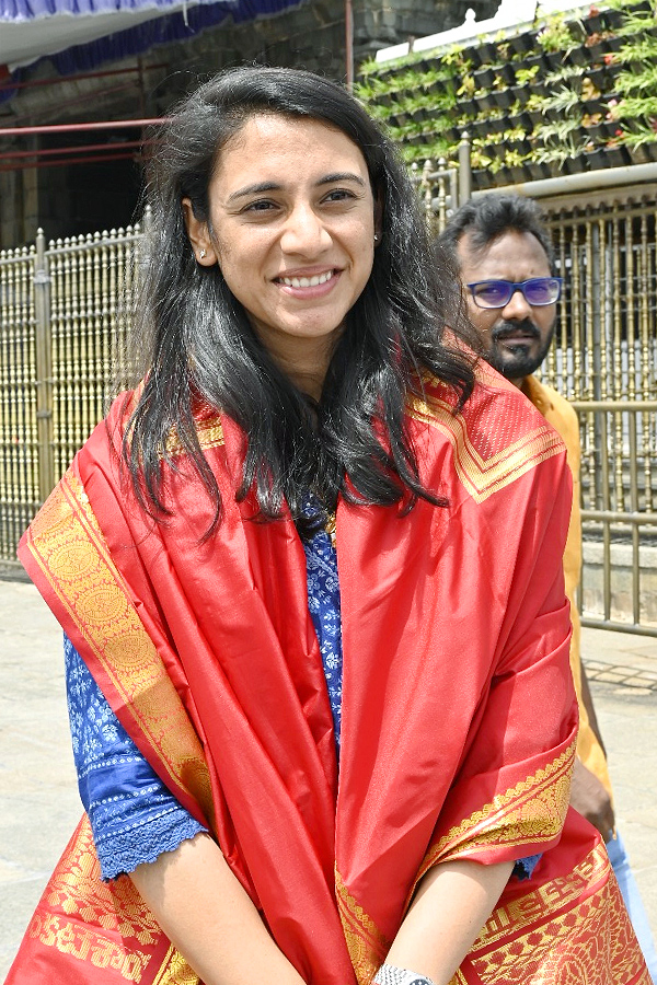 Cricketer Smriti Mandhana Visit Tirumala Tirupati Temple With Family Photos6