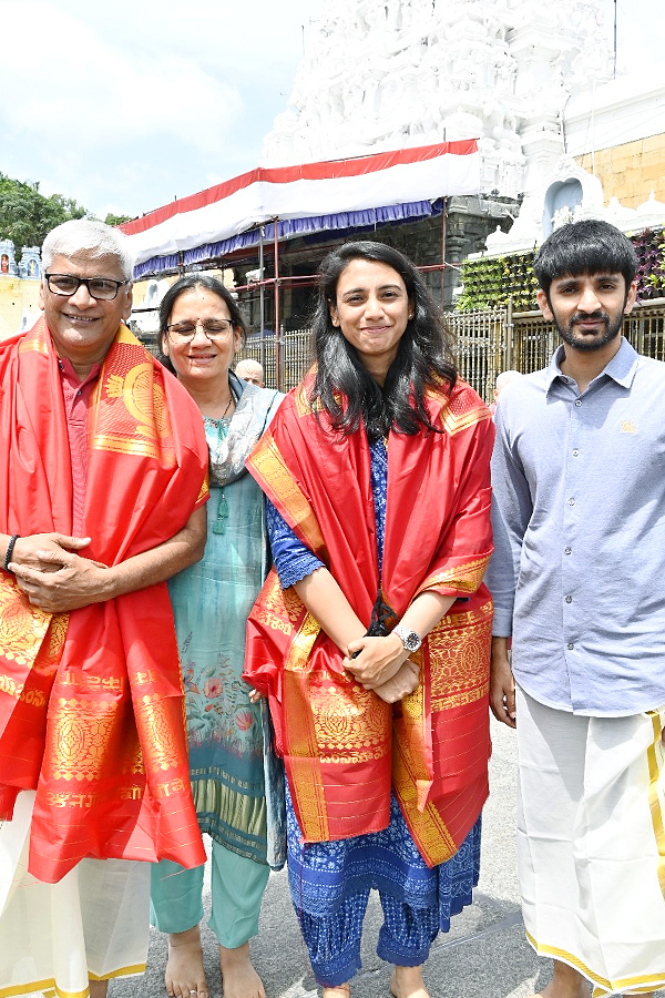 Cricketer Smriti Mandhana Visit Tirumala Tirupati Temple With Family Photos8