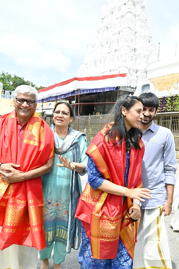 Cricketer Smriti Mandhana Visit Tirumala Tirupati Temple With Family Photos9