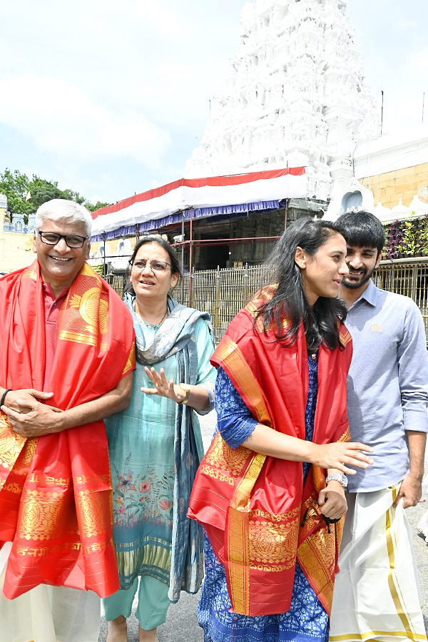 Cricketer Smriti Mandhana Visit Tirumala Tirupati Temple With Family Photos10