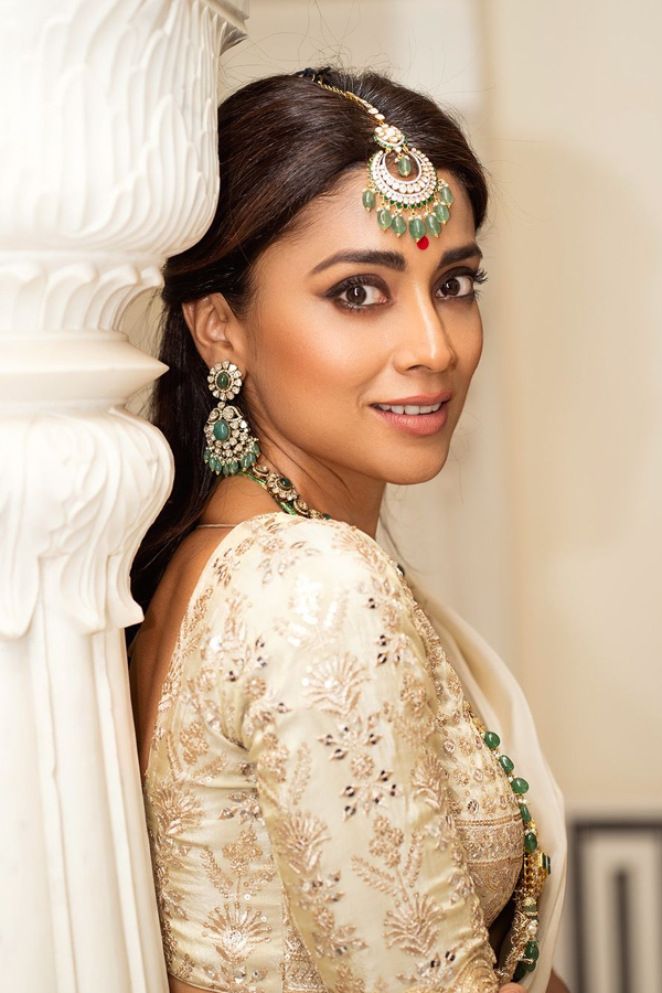 Actress Shriya Saran Looks Beautiful In White Saree8