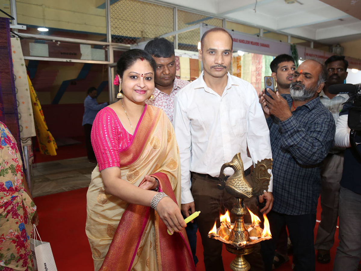 Actress Raasi Inaugurated Silk Of India Handloom Expo at hyderabad12