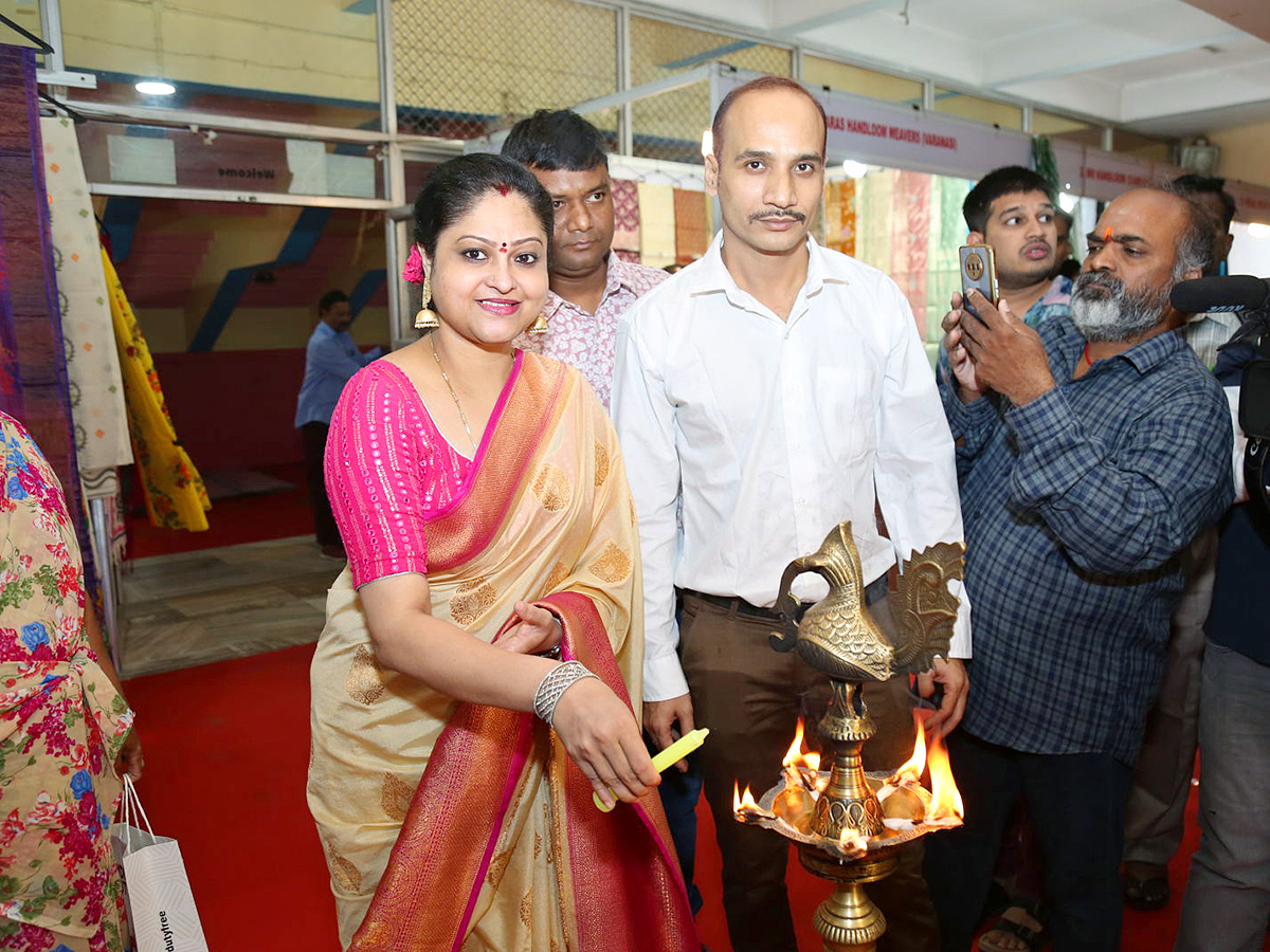 Actress Raasi Inaugurated Silk Of India Handloom Expo at hyderabad18