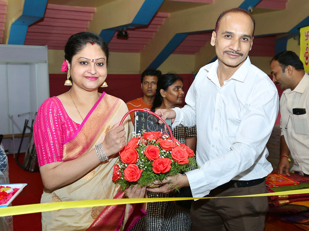 Actress Raasi Inaugurated Silk Of India Handloom Expo at hyderabad3