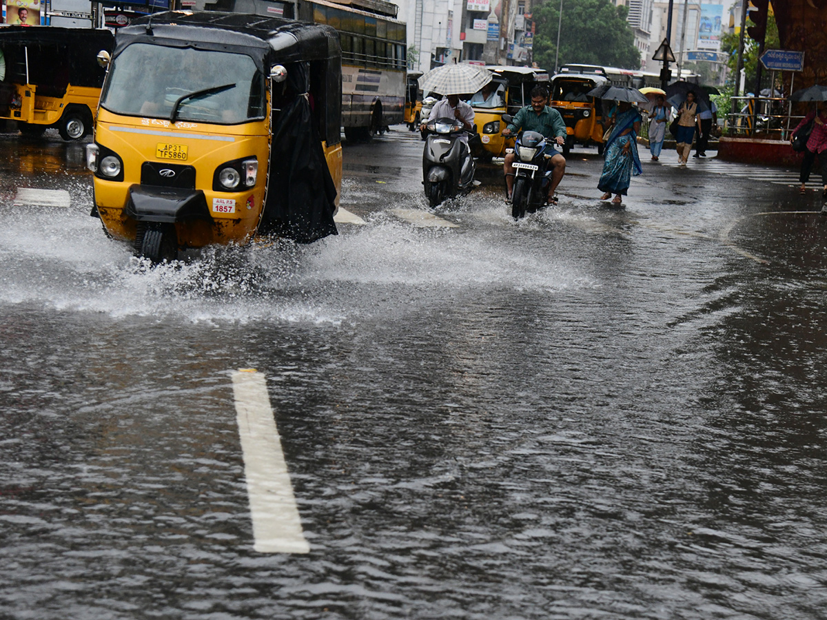 heavy rain in visakhapatnam photos15