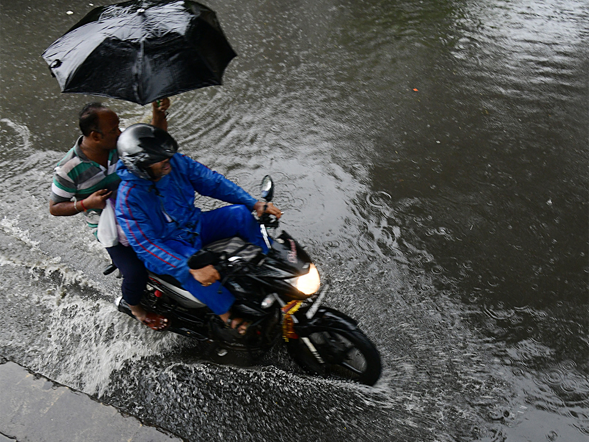 heavy rain in visakhapatnam photos19