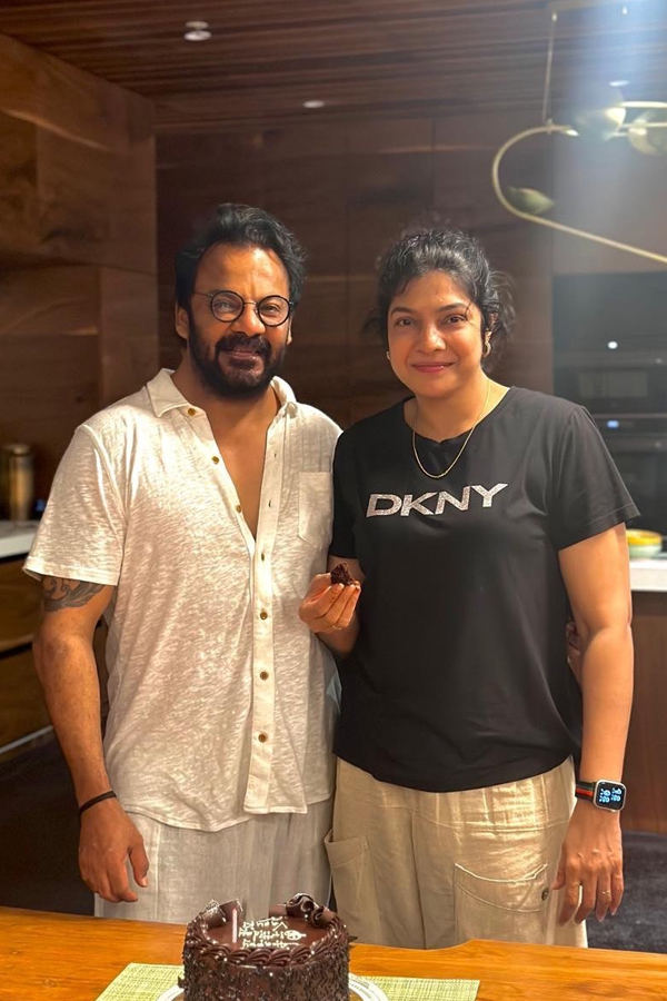 Tholiprema Artist Vasuki's Simple Birthday Celebrations With Husband2