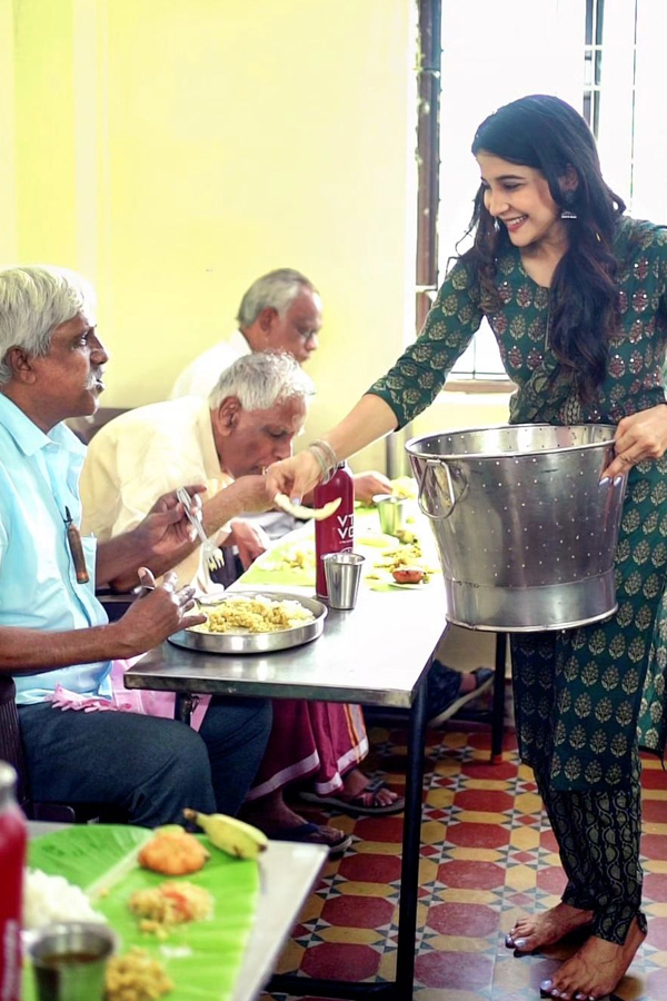 Heroine Sakshi Agarwal Celebrated Her Birthday At Old Age Home5