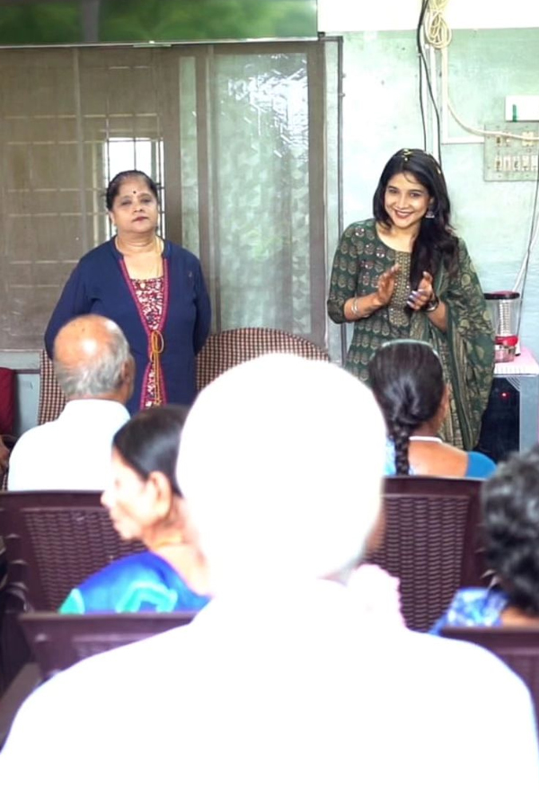 Heroine Sakshi Agarwal Celebrated Her Birthday At Old Age Home7