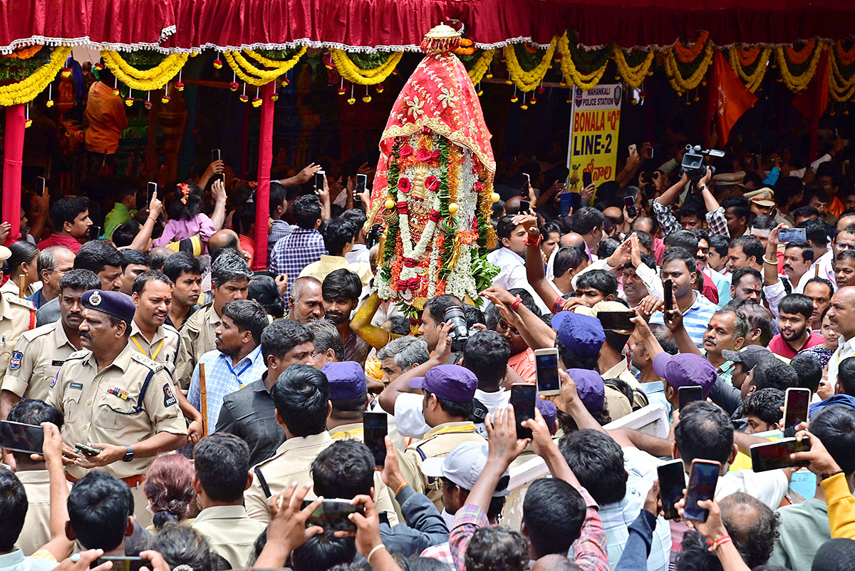 Secunderabad : Ujjaini Mahankali Bonalu Photos13