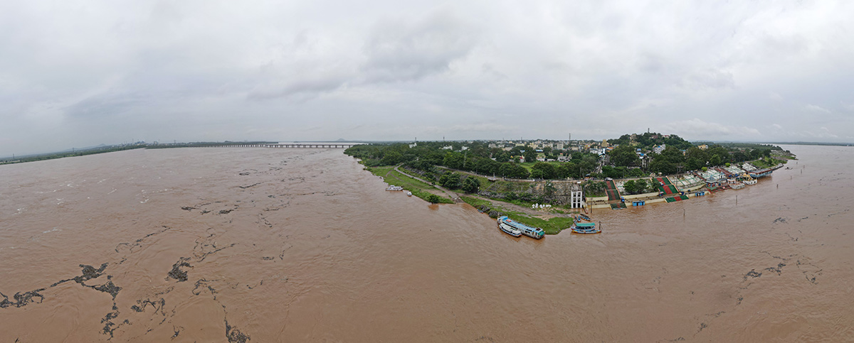 Godavari Water level Rises at Bhadrachalam Photos13