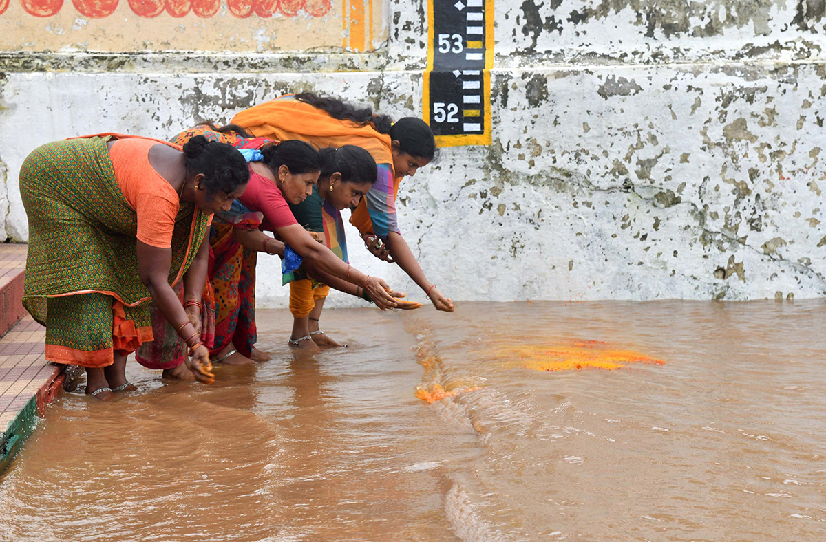 Godavari Water level Rises at Bhadrachalam Photos5