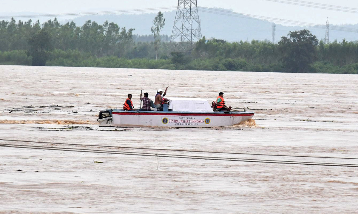 Godavari Water level Rises at Bhadrachalam Photos7