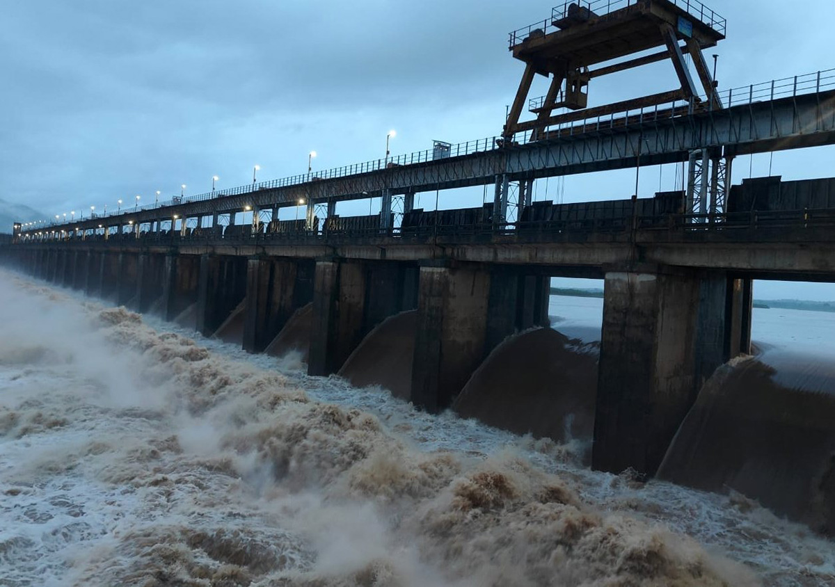 Godavari Water level Rises at Bhadrachalam Photos11