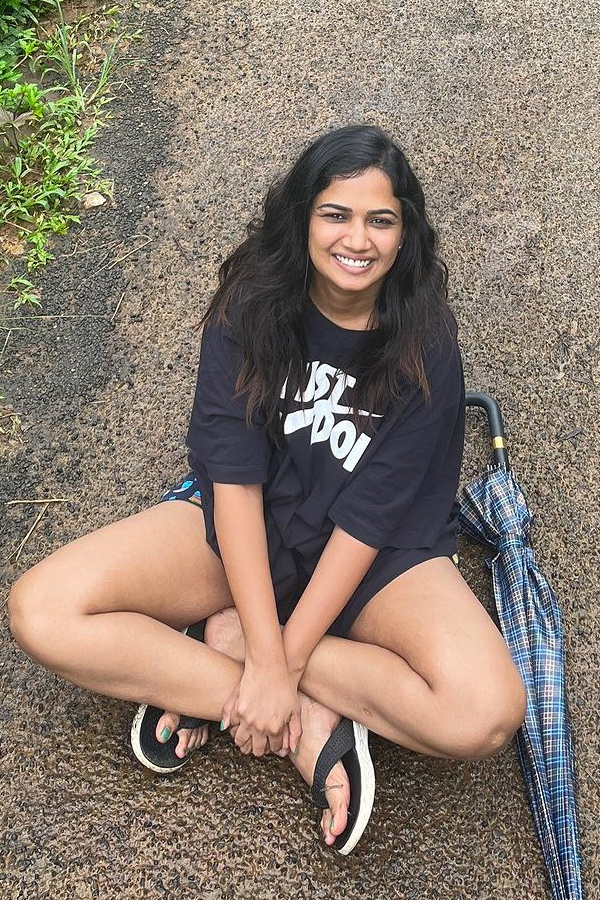 Ex-Bigg Boss Contestant Ariyana Glory Latest Stills Trending In Social Media Photos13