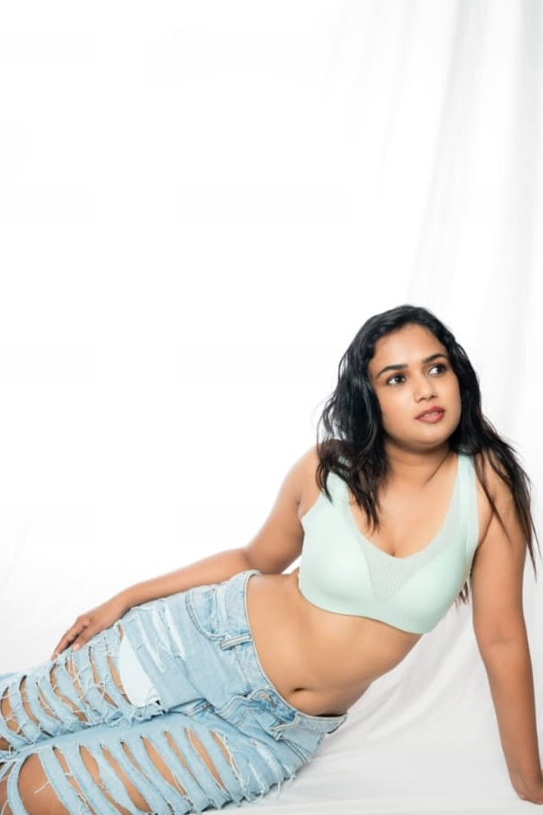 Ex-Bigg Boss Contestant Ariyana Glory Latest Stills Trending In Social Media Photos17