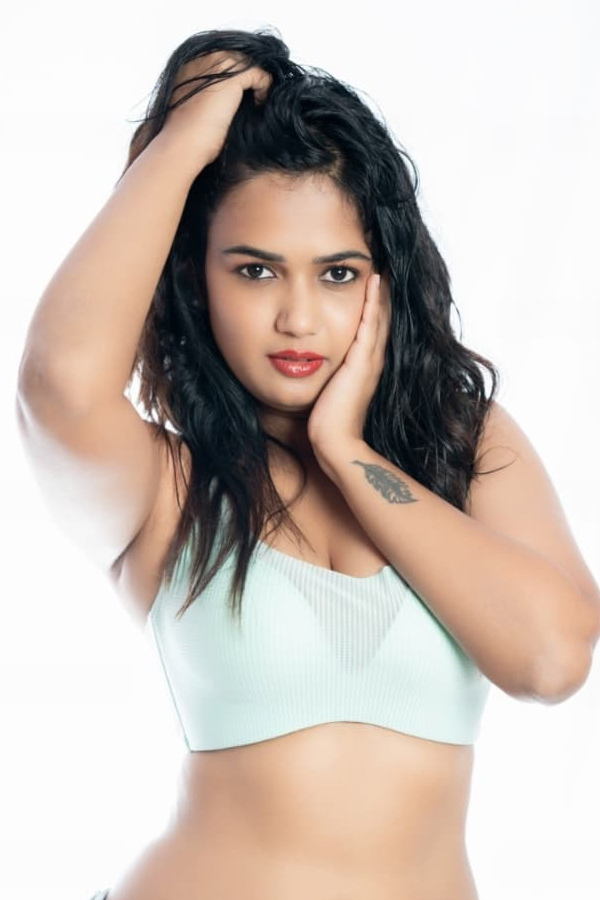 Ex-Bigg Boss Contestant Ariyana Glory Latest Stills Trending In Social Media Photos18