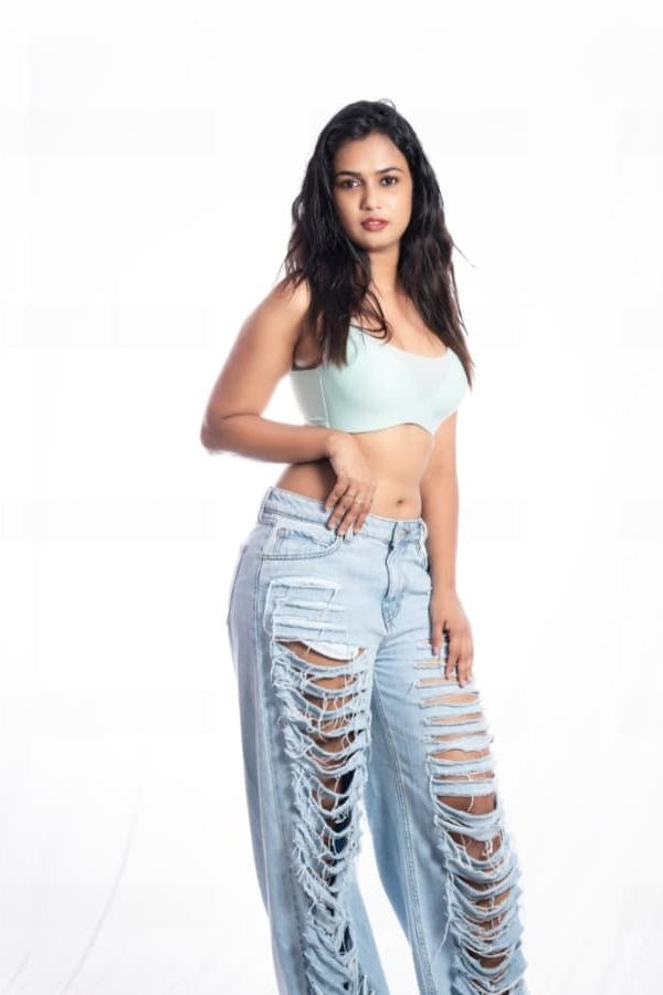 Ex-Bigg Boss Contestant Ariyana Glory Latest Stills Trending In Social Media Photos19