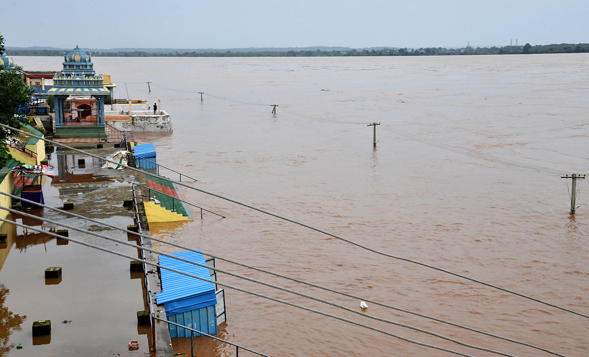 Godavari Water level Rises at Bhadrachalam Photos1