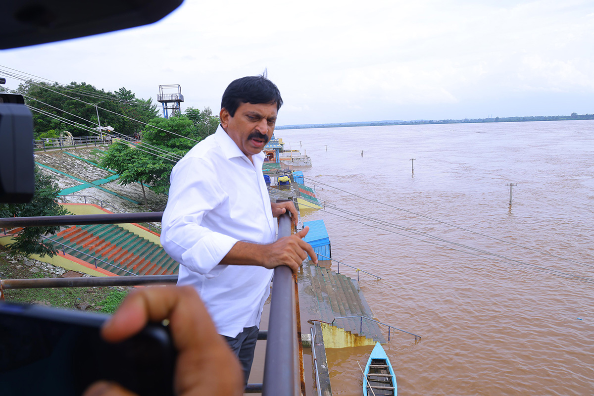 Godavari Water level Rises at Bhadrachalam Photos2