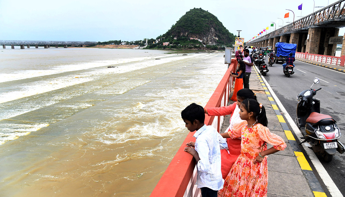 Heavy flood water in Krishna River Photos1