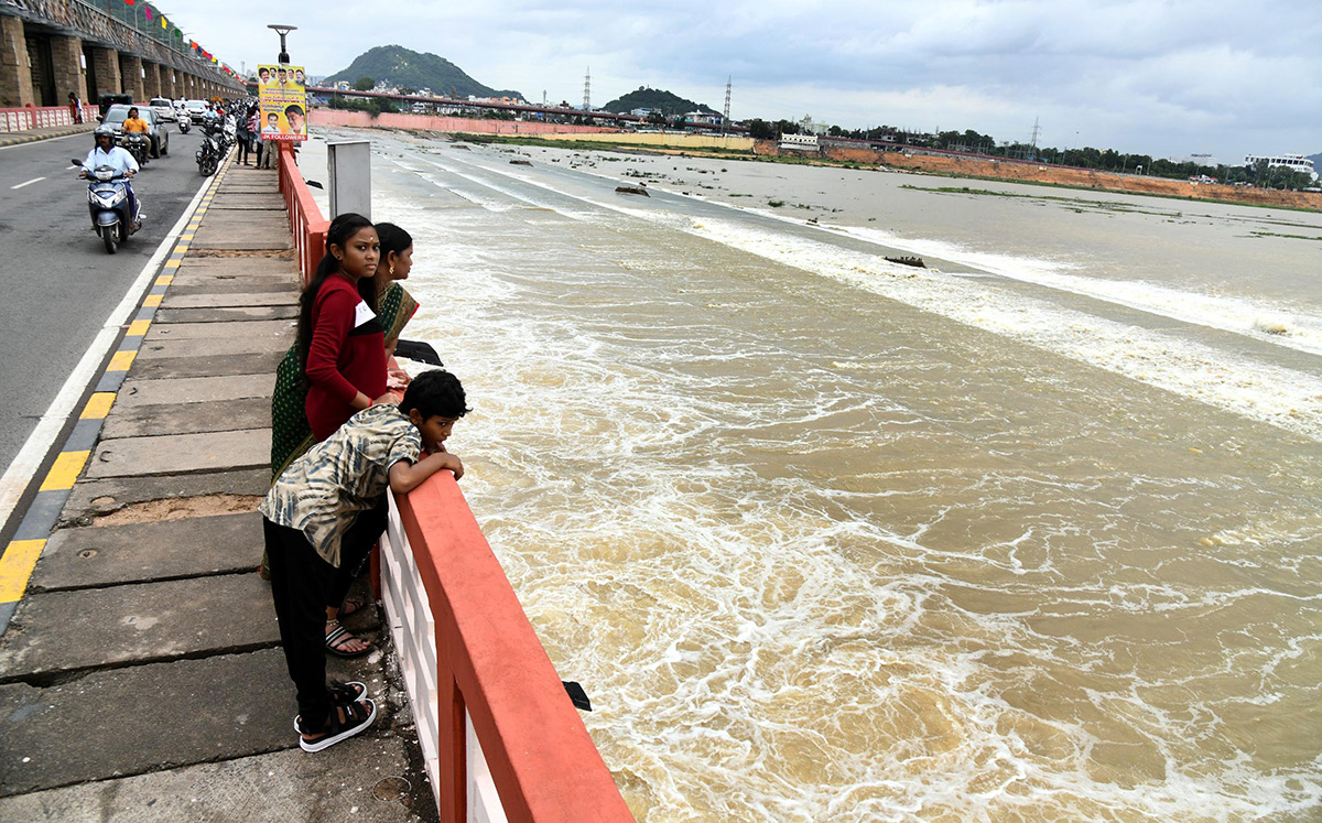 Heavy flood water in Krishna River Photos10