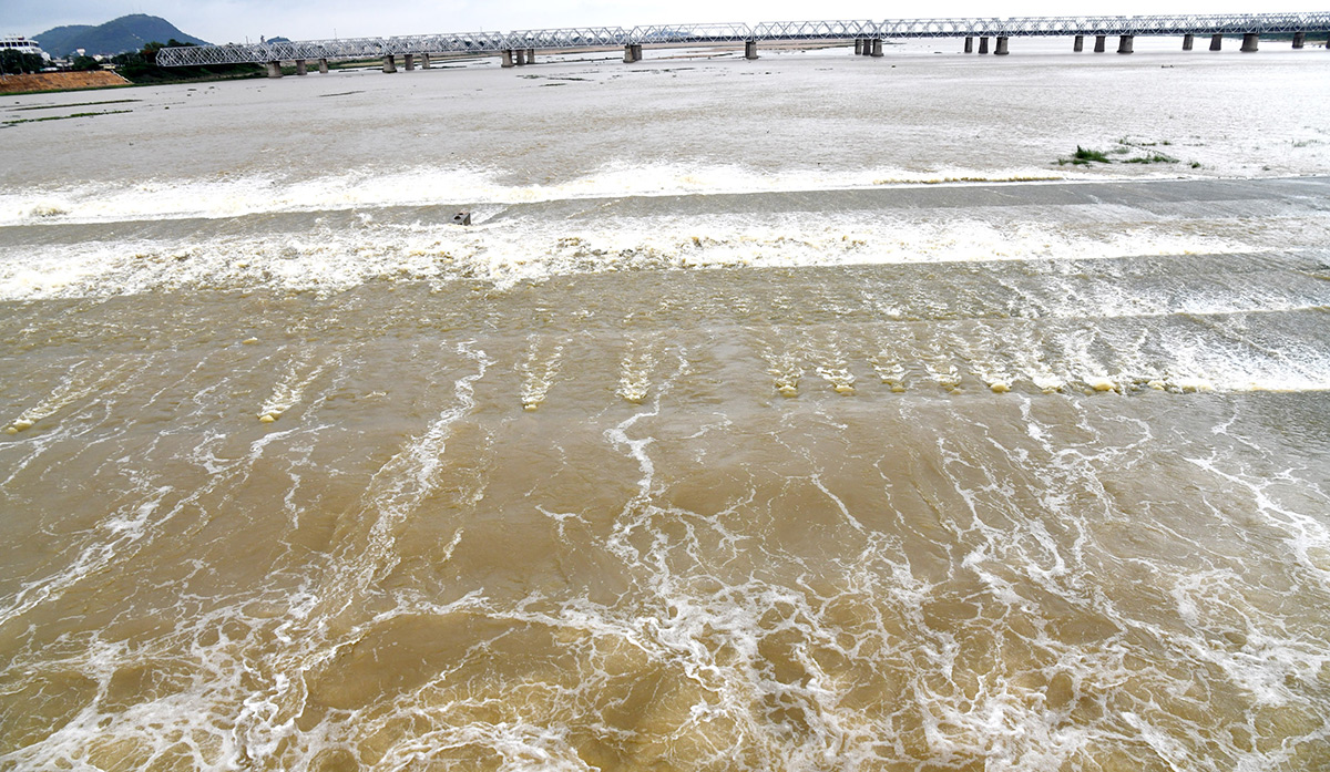 Heavy flood water in Krishna River Photos2