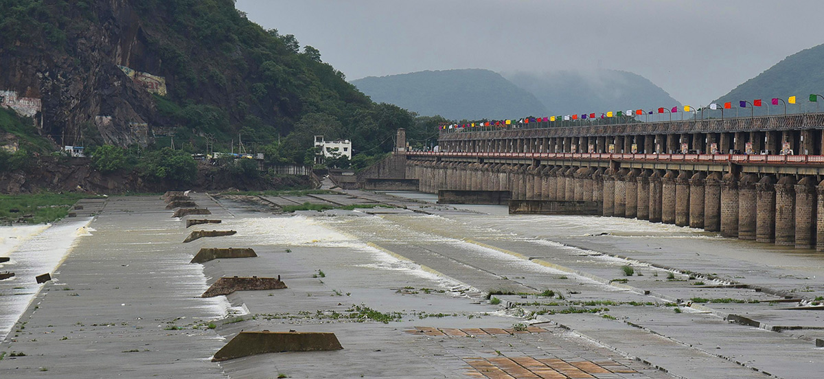 Heavy flood water in Krishna River Photos3