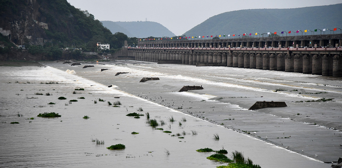 Heavy flood water in Krishna River Photos6