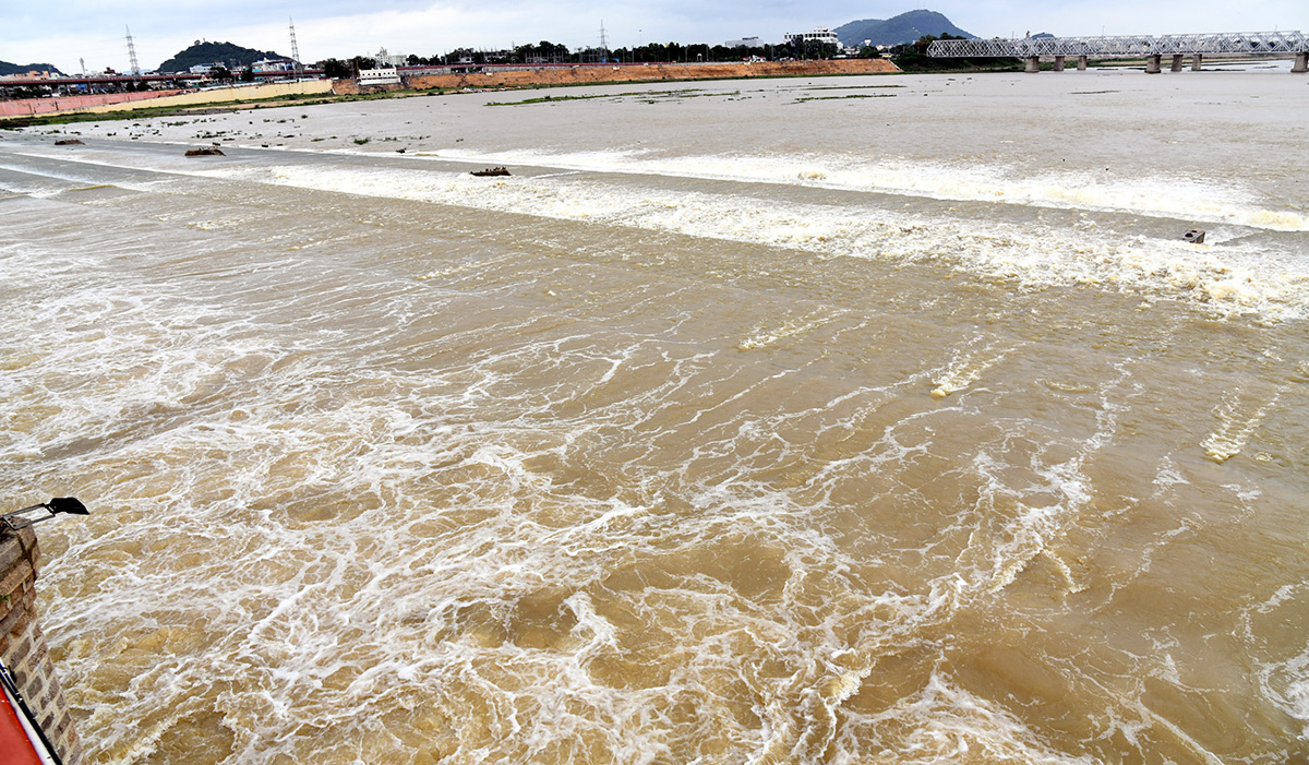 Heavy flood water in Krishna River Photos9