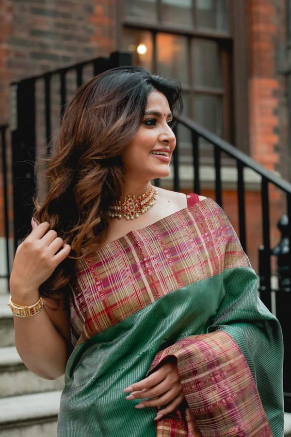 Actress Sneha Latest Saree Pics From London Vacation2