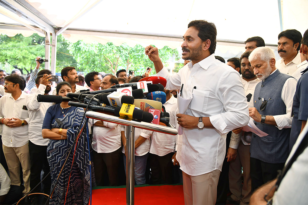 ys jagan mohan reddy darna at jantar mantar delhi35