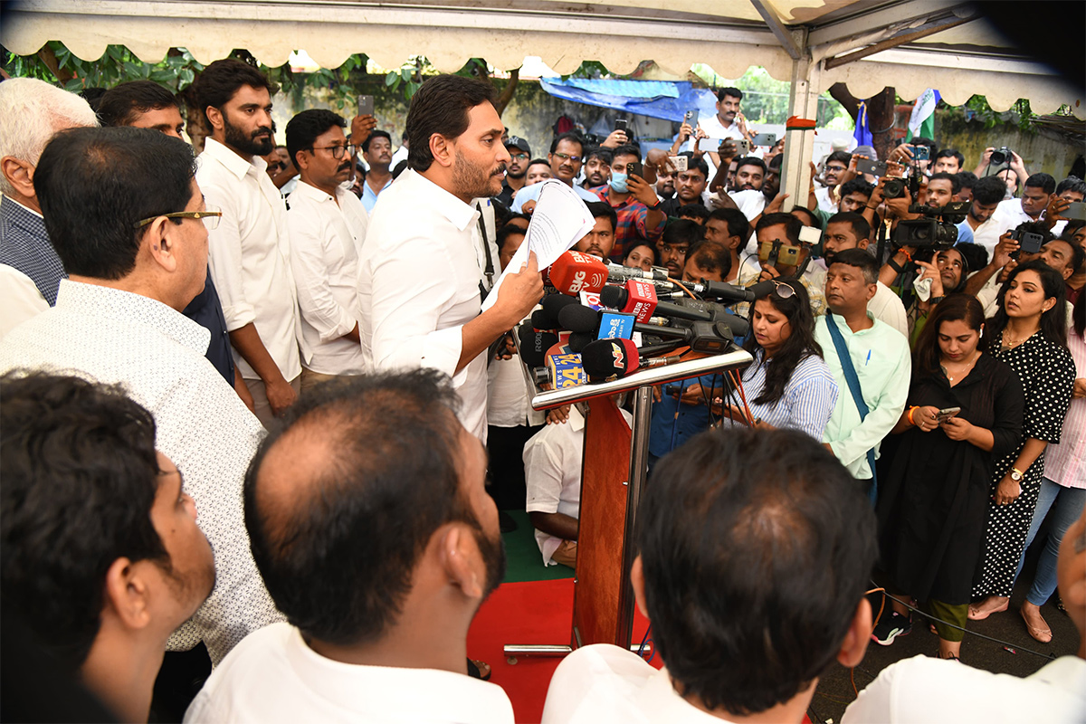 ys jagan mohan reddy darna at jantar mantar delhi36