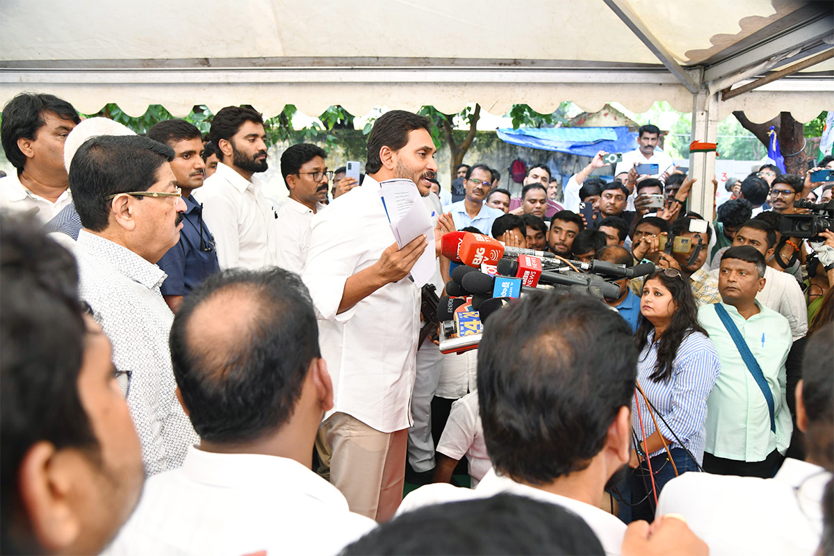 ys jagan mohan reddy darna at jantar mantar delhi37