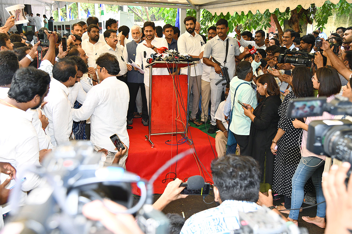 ys jagan mohan reddy darna at jantar mantar delhi39