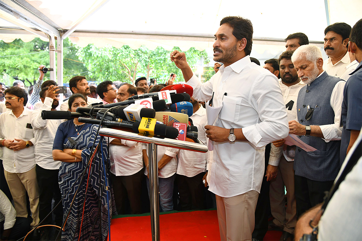 ys jagan mohan reddy darna at jantar mantar delhi14