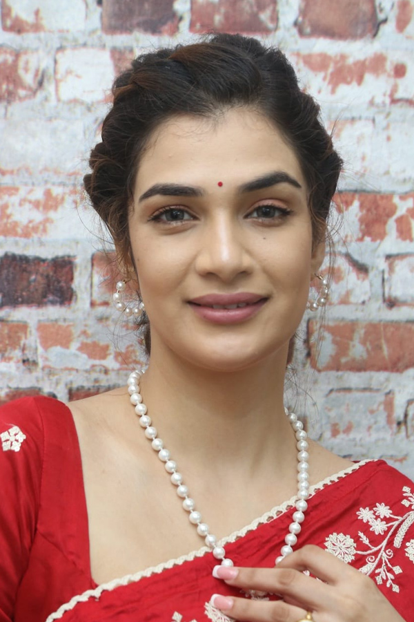 Hasini Sudhir Latest Stunning Photos9